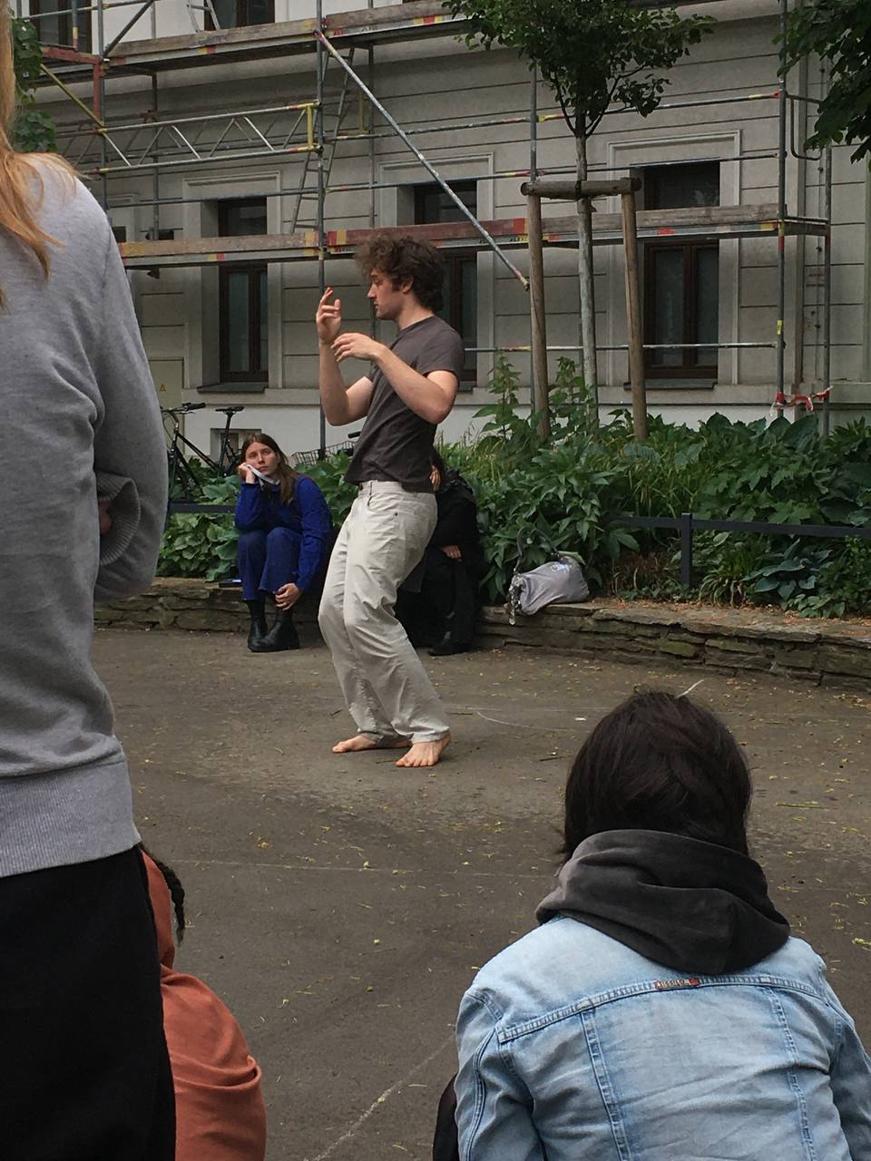 Artur dancing in front of a crowd.