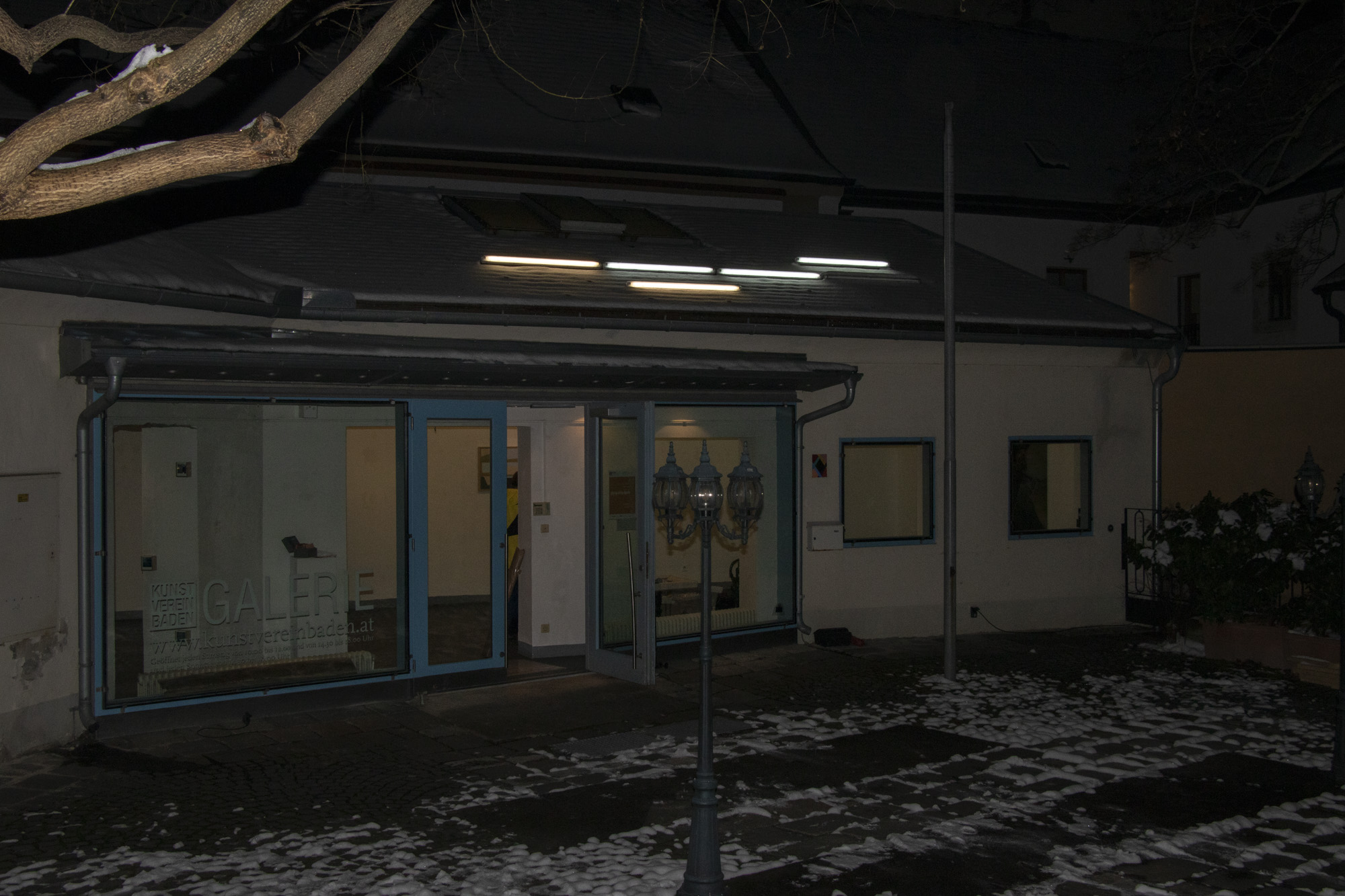 Außenansicht von Kunstverein Baden mit Lichtinstallation am Schrägdach, bei Nacht.