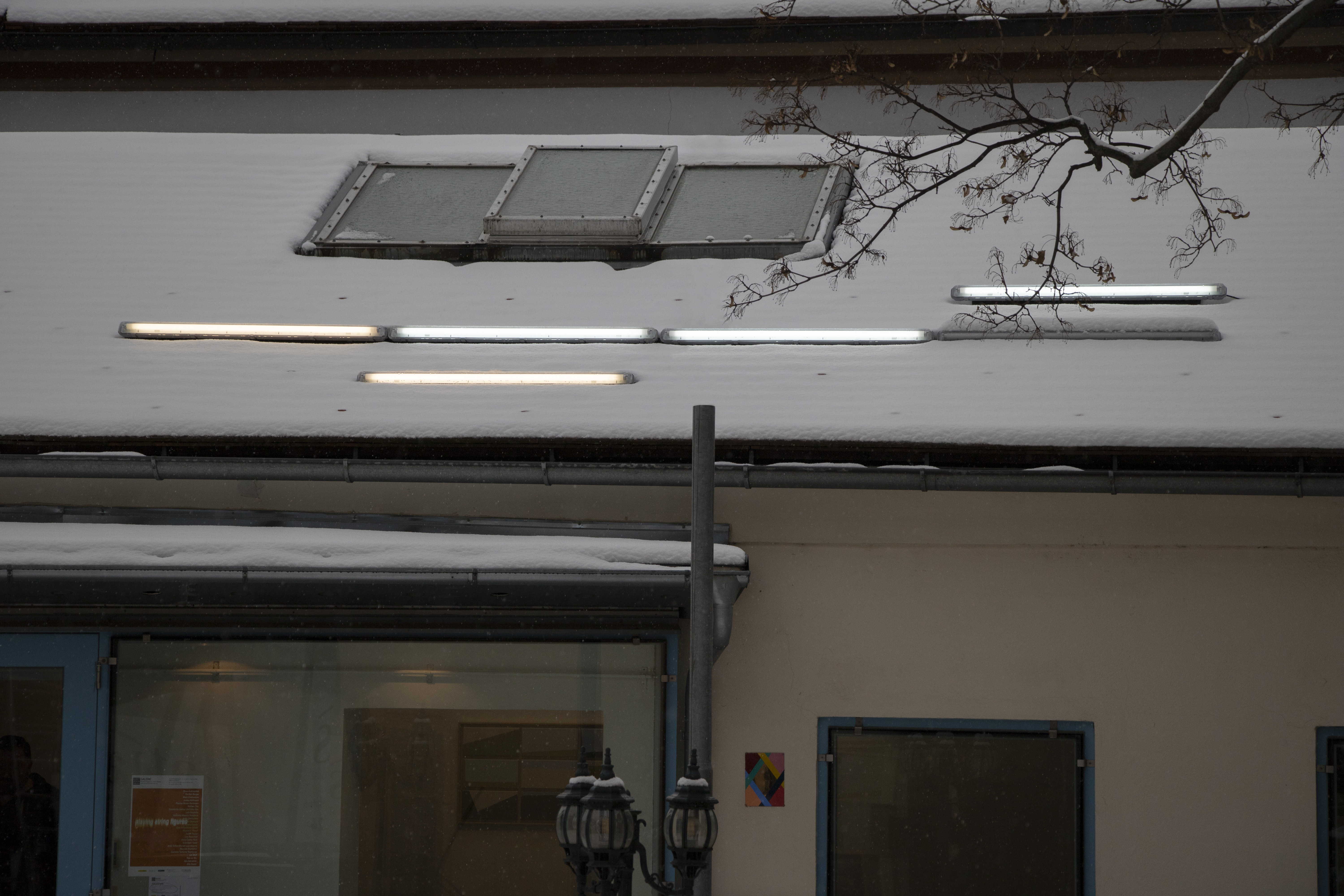 2. Außenansicht auf Lichtinstallation, bei Tag.