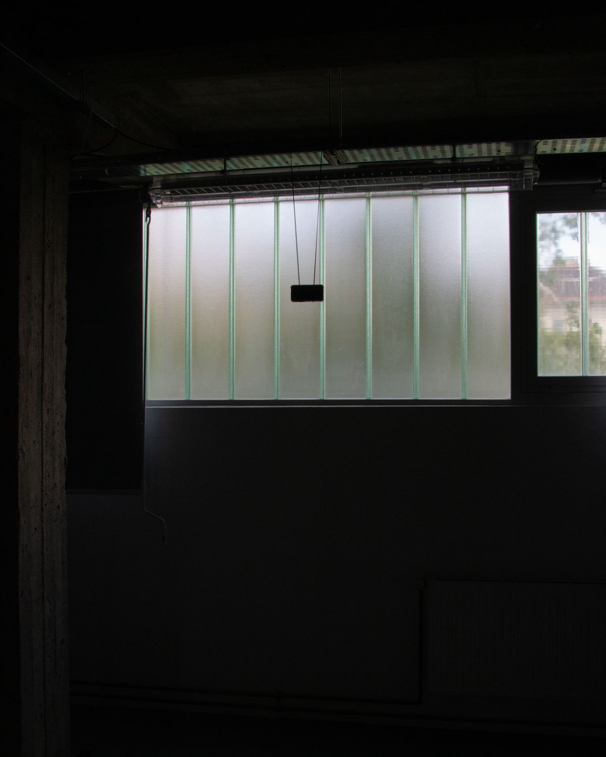 Handykamera die vor Fenster hängt
