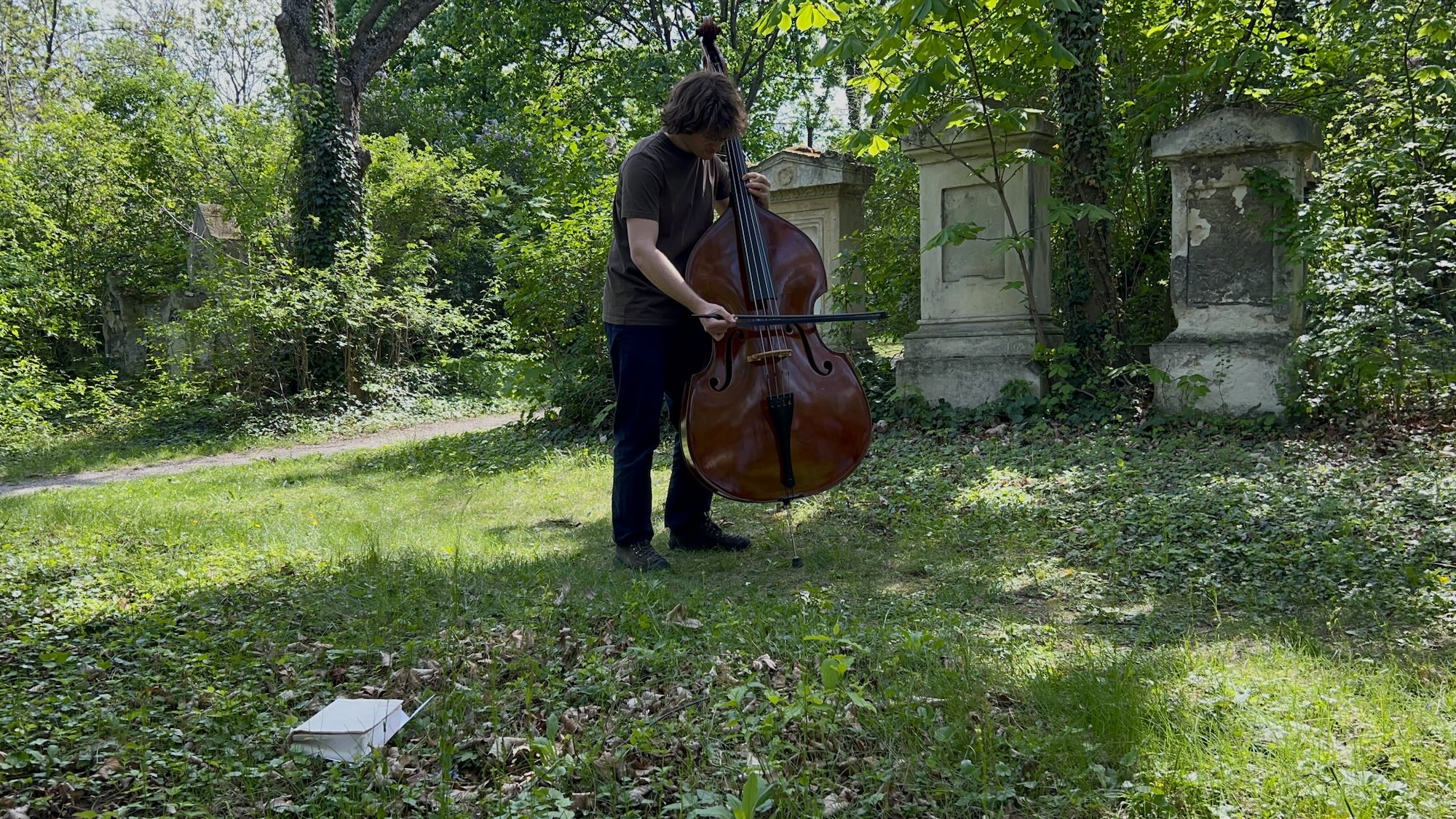 Artur spielt Kontrabass auf einem Friedhof